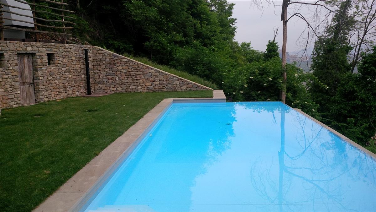 Pavimento e bordo per piscina in Pietra Gaia Naturale n°13