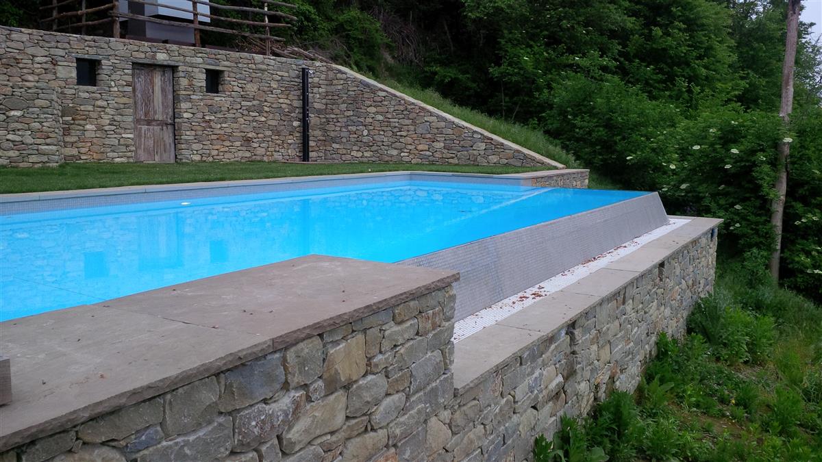 Pavimento e bordo per piscina in Pietra Gaia Naturale n°15