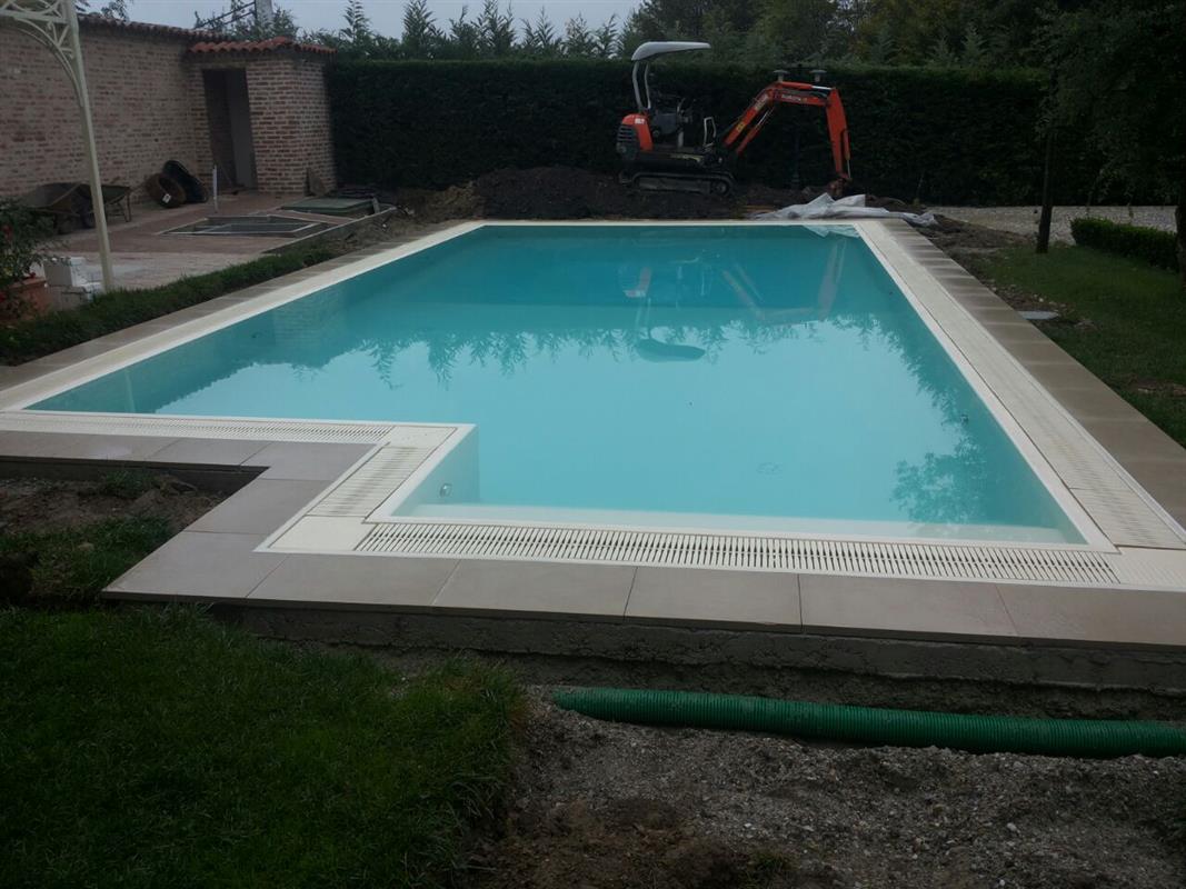 Pavimento e bordo per piscina in Pietra Alpina Naturale n°22