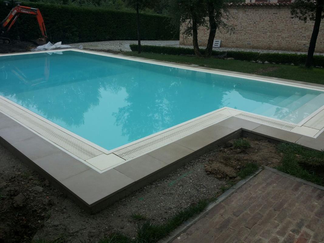 Pavimento e bordo per piscina in Pietra Alpina Naturale n°21