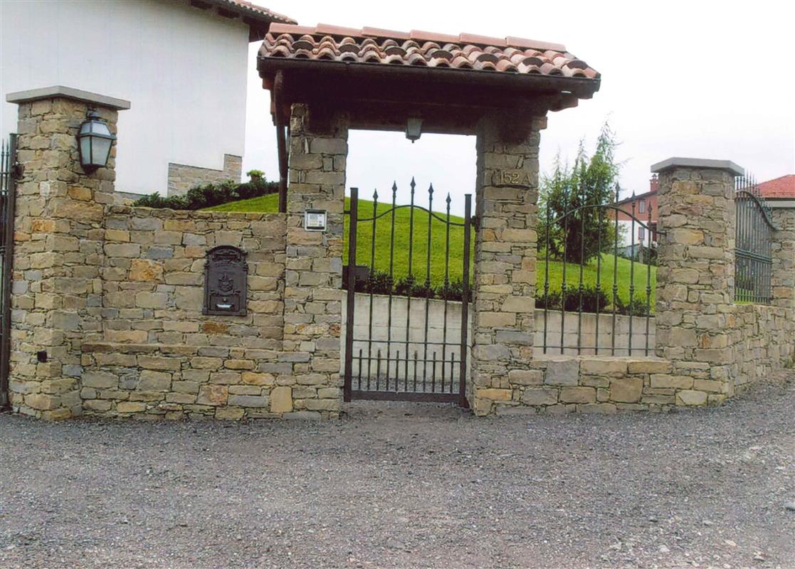 Natural stone entrance n°13