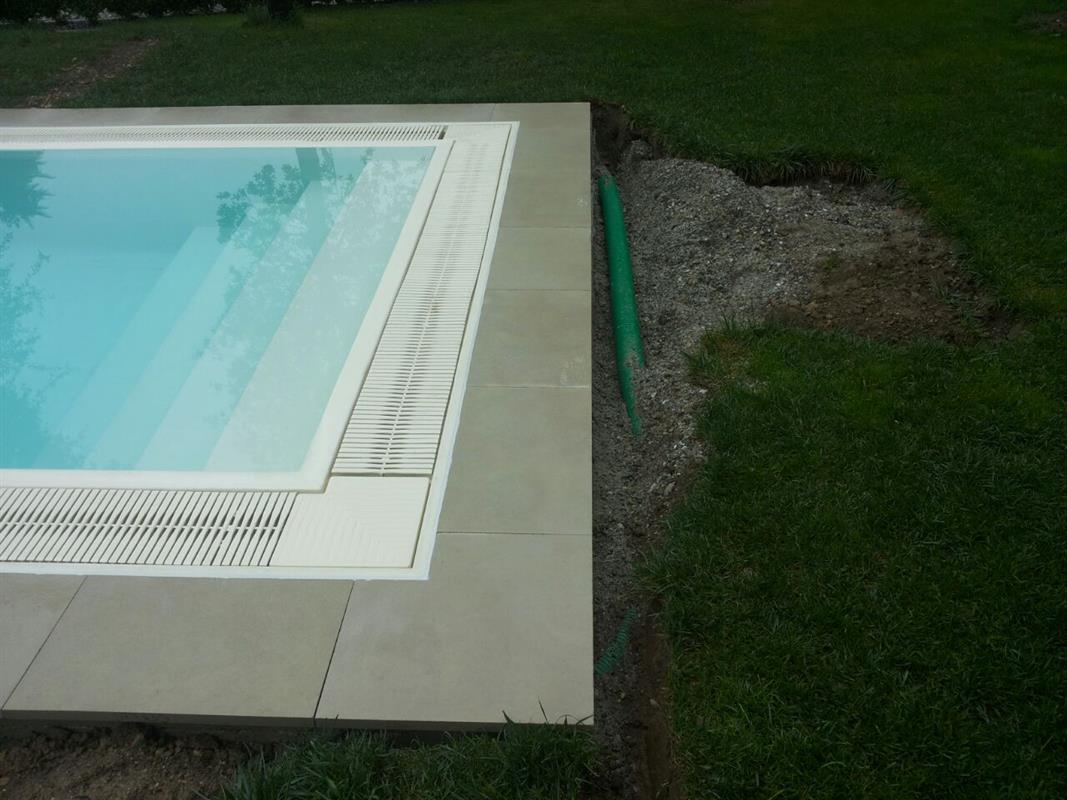 Pavimento e bordo per piscina in Pietra Alpina Naturale n°20