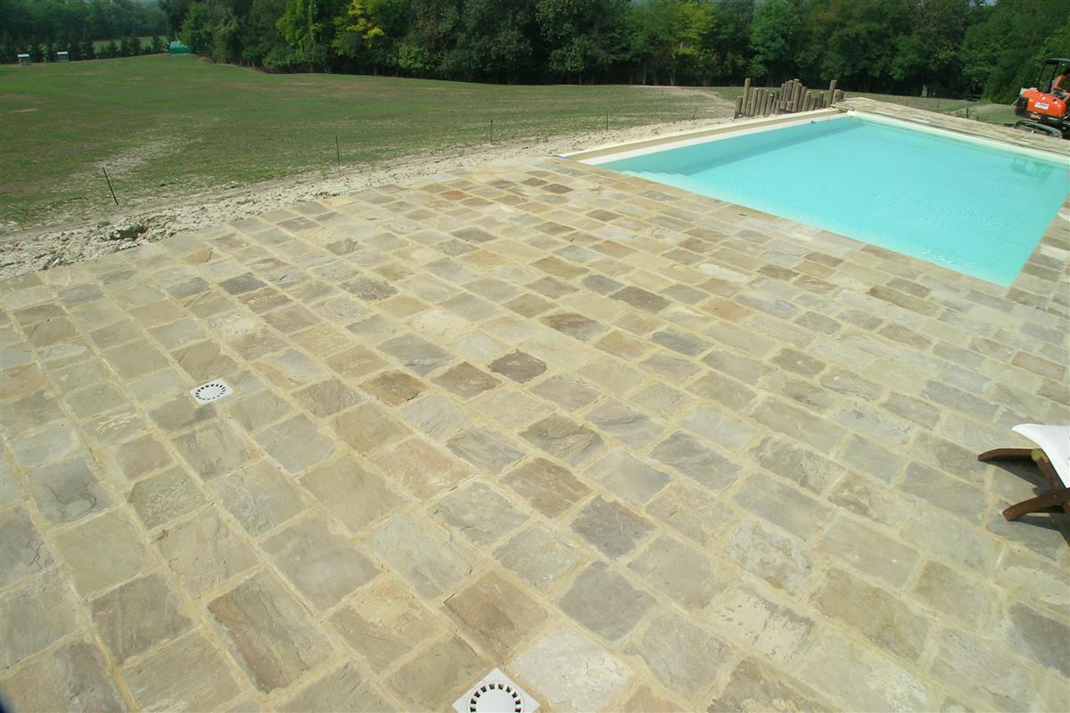 Pavimento e bordo per piscina in Pietra Braun Naturale n°41