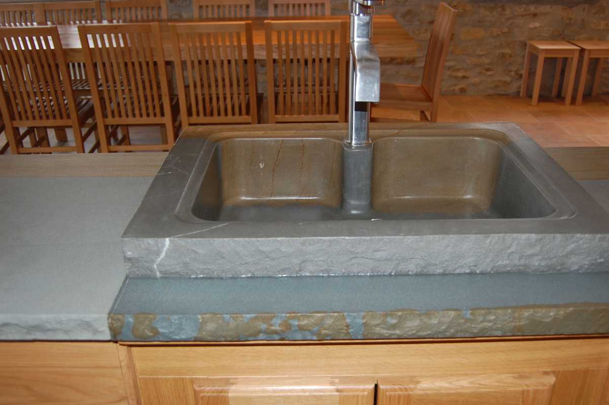 Custom made kitchen sink in Natural Langa’s Stone n°25