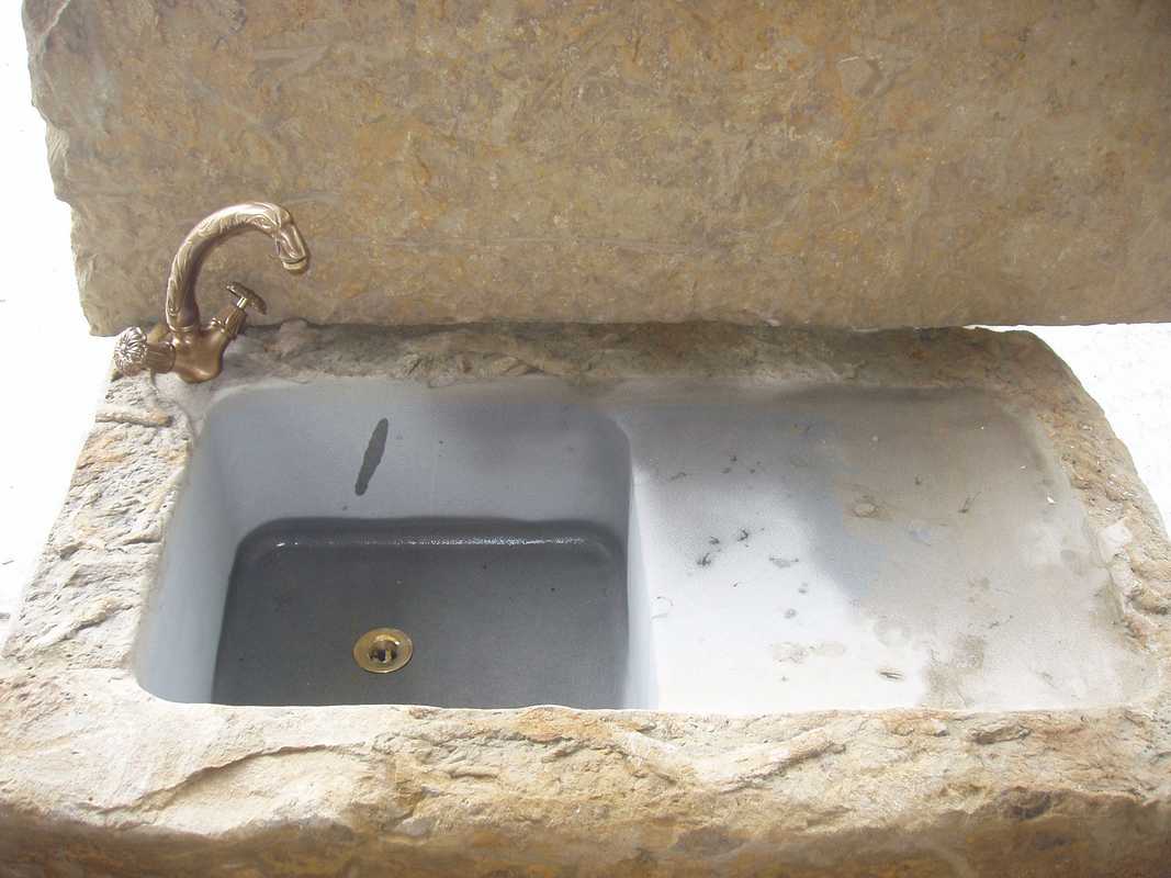 Custom made kitchen sink in Natural Langa’s Stone n°36