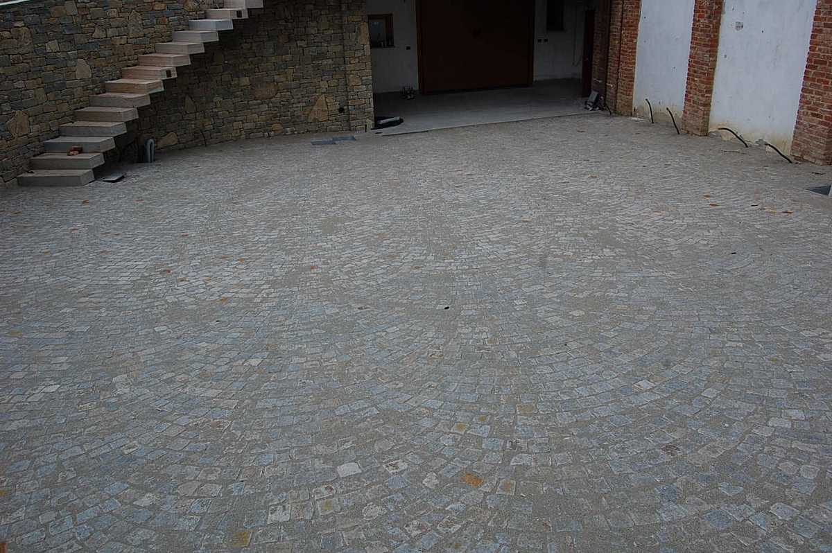 Cobbles paving in Luserna’s Natural Stone n°65