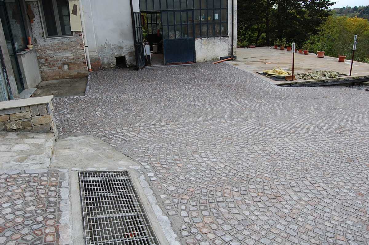 Cobbles paving in Porfido Natural Stone n°58