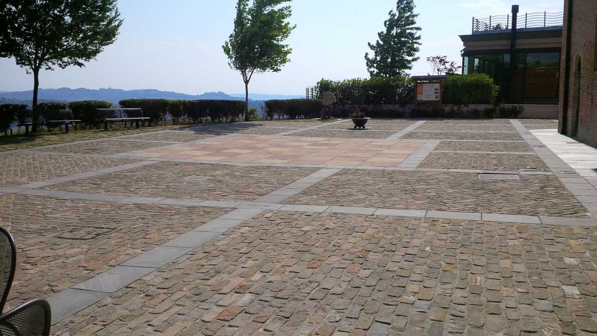 Pavimentazione tipo Sternìa in Pietra di Langa Naturale n°10
