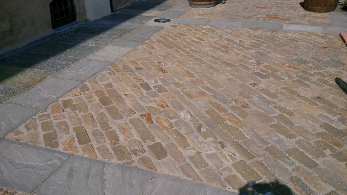 Pavimentazione tipo Sternìa in Pietra di Langa Naturale n°11