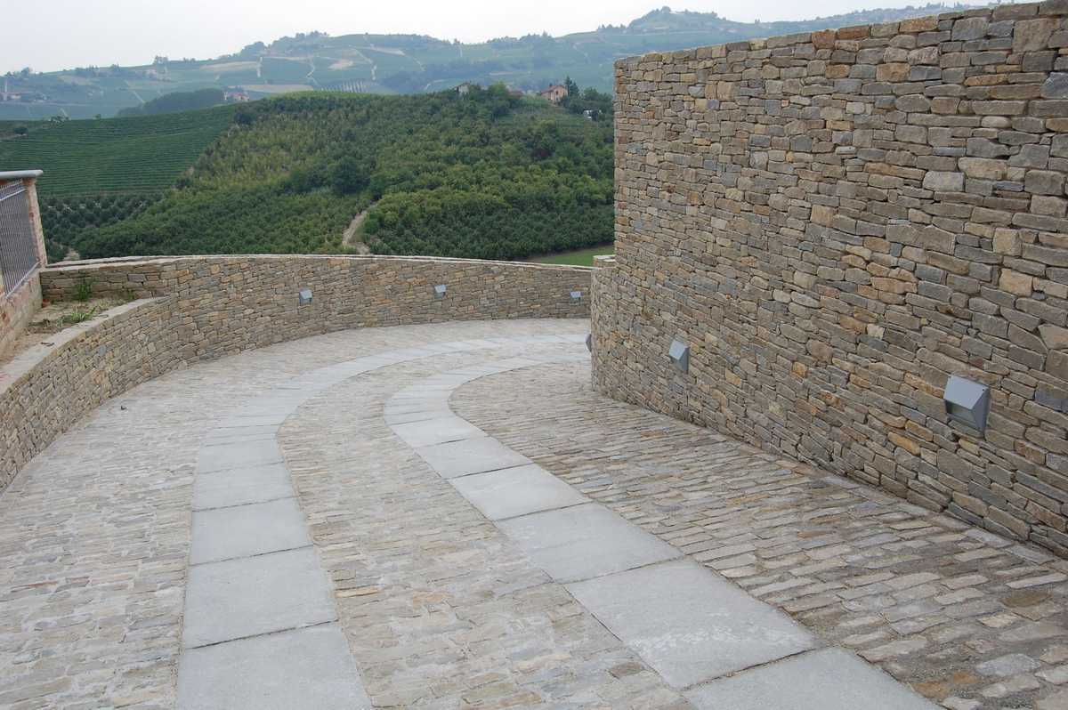 Pavimentazione tipo Sternìa in Pietra di Langa Naturale n°30