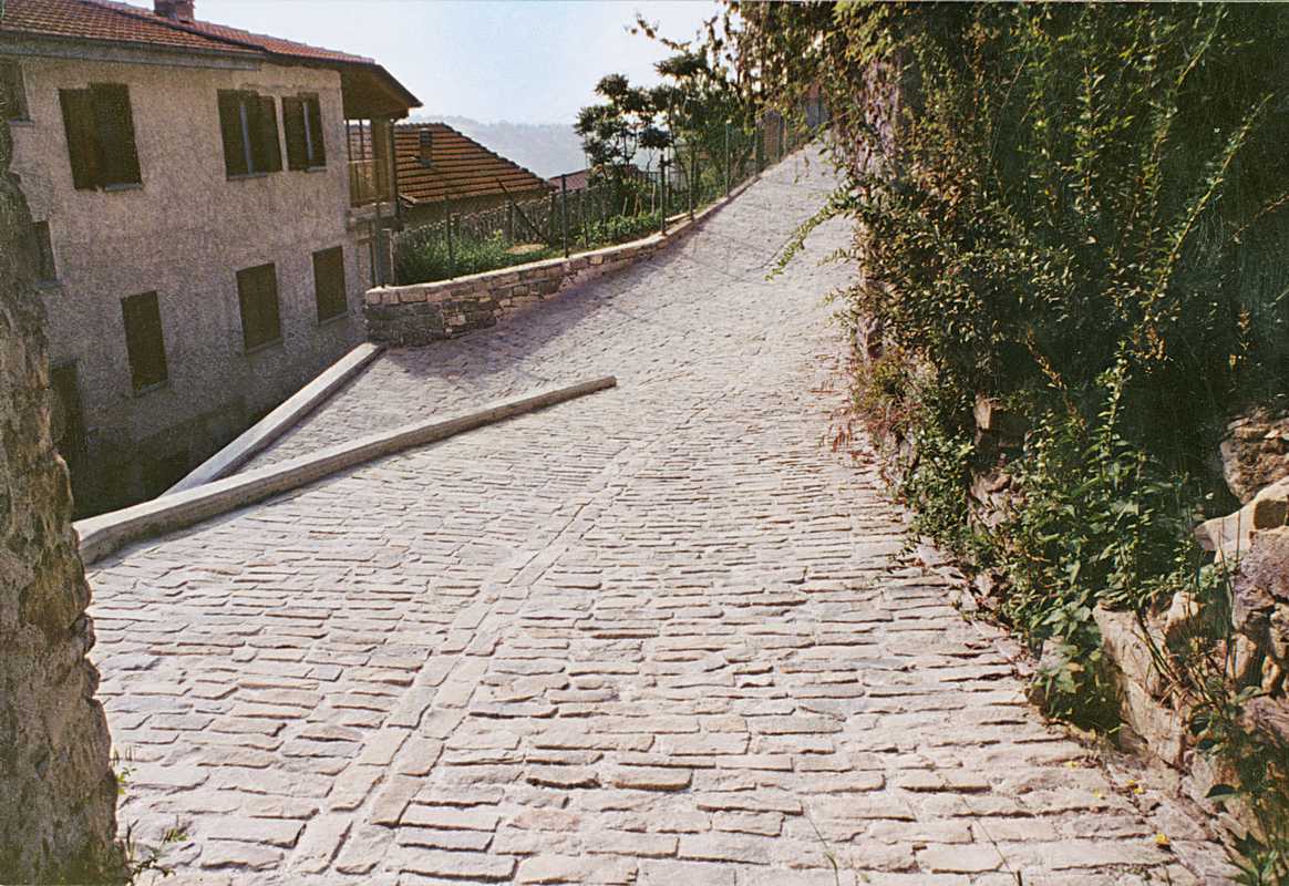 Pavimentazione tipo Sternia in Pietra di Langa Naturale n°42