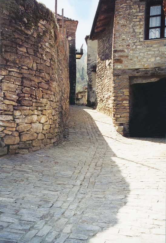 Pavimentazione tipo Sternìa in Pietra di Langa Naturale n°44