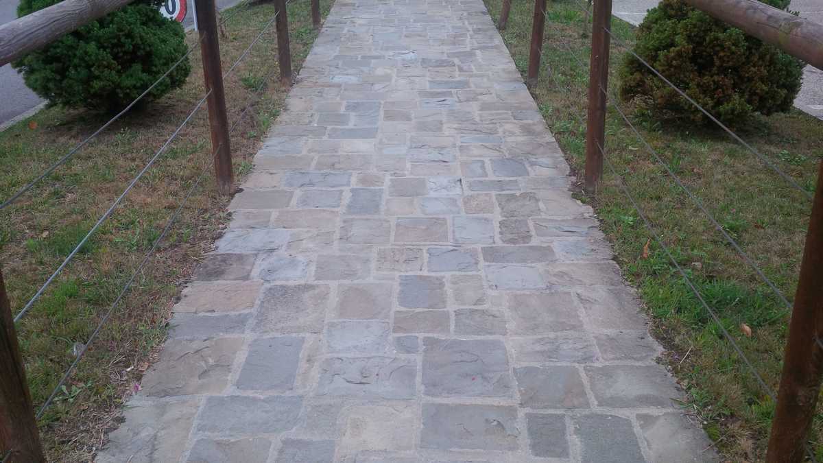 Pavimentazione tipo “Corte” in Pietra di Langa Naturale n°17