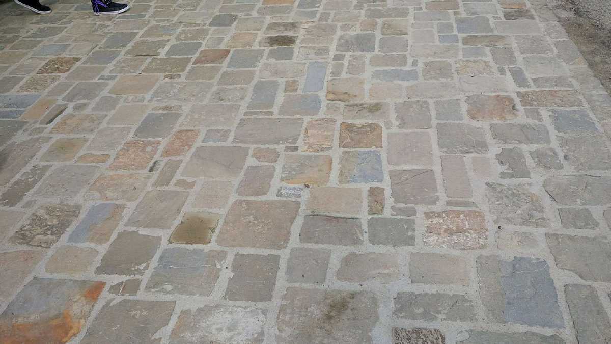 Pavimentazione tipo “Corte” in Pietra di Langa Naturale n°20
