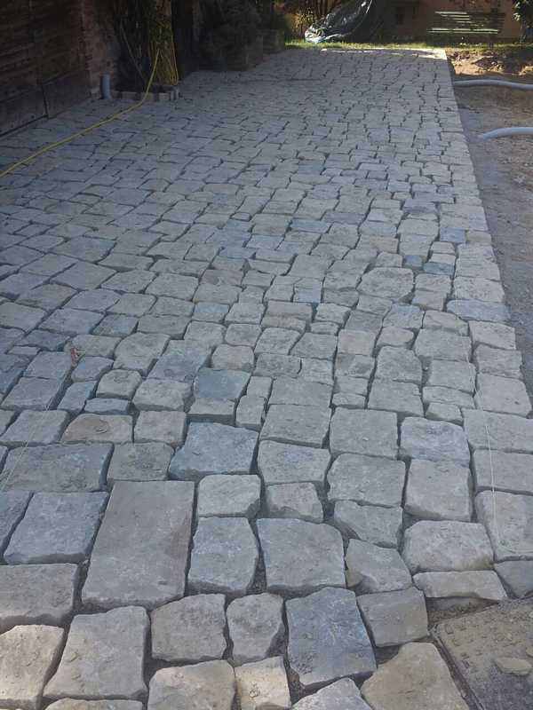 Pavimentazione tipo “Corte” in Pietra di Langa Naturale n°25
