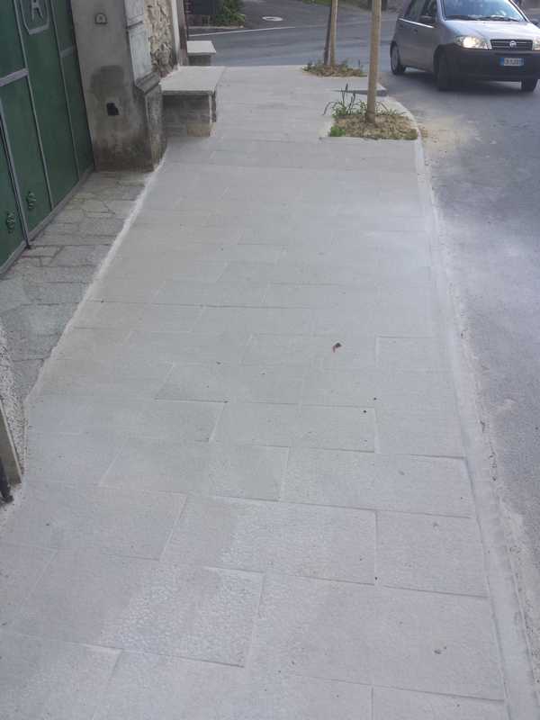 Pavimento tipo “Piastrelle” in pietra Alpina Naturale n°20