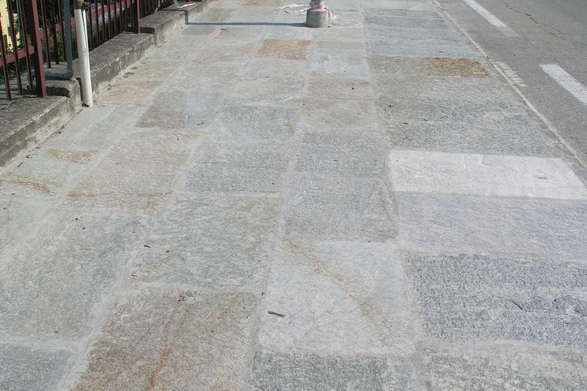 Pavimentazione tipo “A correre” in Pietra di Luserna Naturale n°41