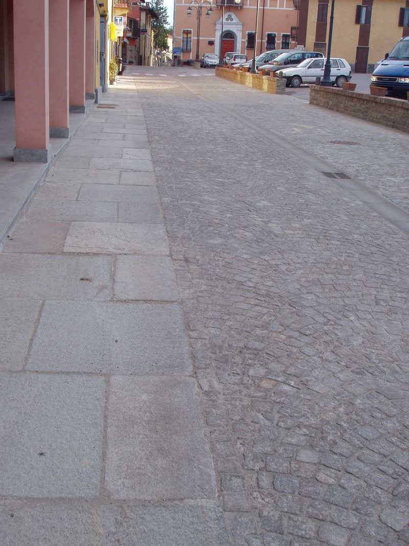 Pavimentazione tipo “A correre” in Pietra di Luserna Naturale n°45