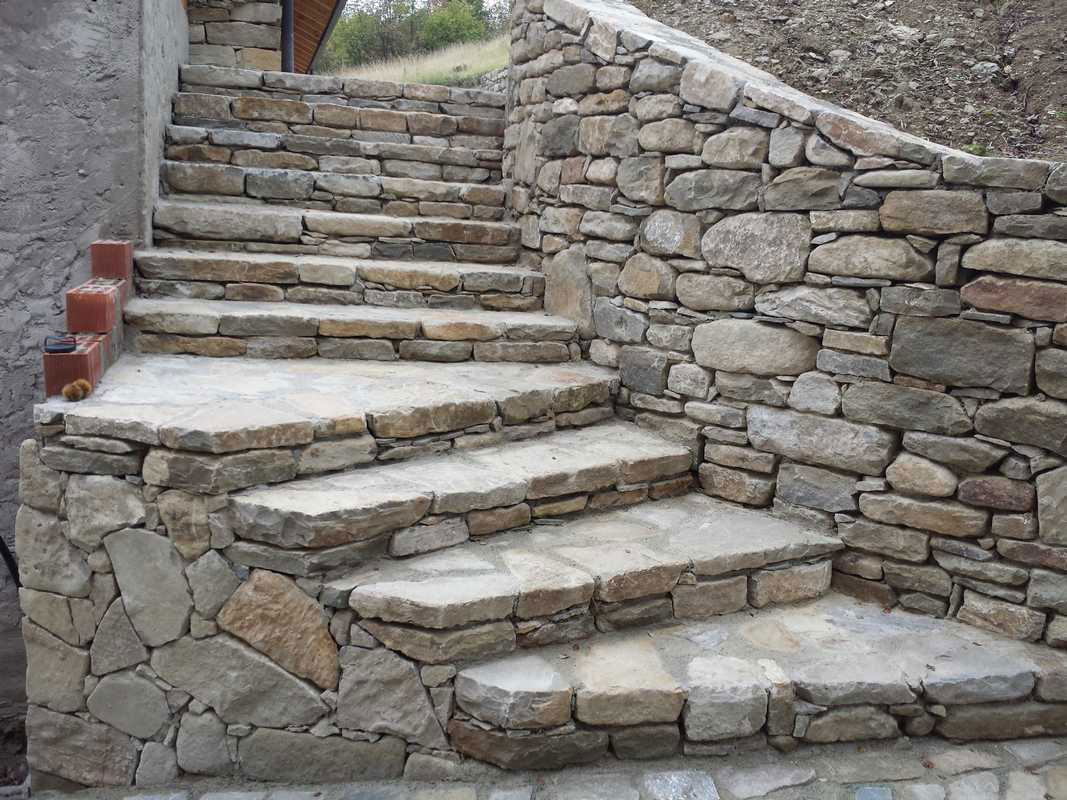Escalier extérieur en Pierre de Langa Naturelle n°28