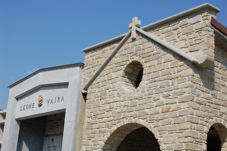 002 Tomba in Pietra Naturale 02.jpg